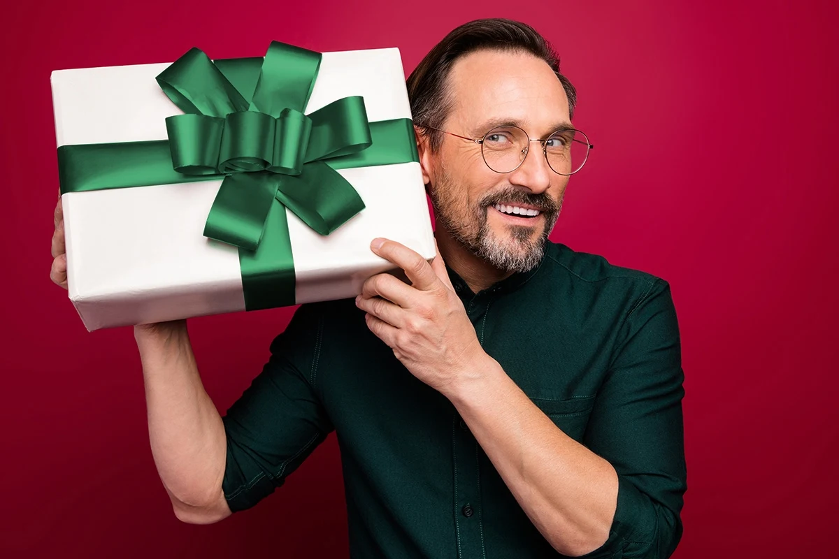 Jak dobrze znasz swoją żonę? Czy wiesz, co sprawi jej największą radość – chwila relaksu z ulubionym serum, weekendowy wypad, koncert ulubionego artysty czy może nowa biżuteria? Masz okazję, by udowodnić jej, że doskonale wsłuchujesz się w jej potrzeby. Potrzebujesz inspiracji? Przygotowaliśmy kilka pomysłów na prezent dla żony – być może któryś z nich okaże się prawdziwym hitem?