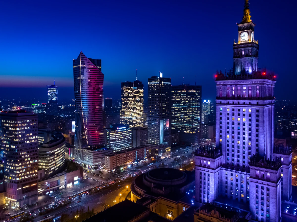 Pałac Kultury i Nauki, Zamek Królewski, Muzeum Powstania Warszawskiego czy Centrum Nauki Kopernik – to warszawskie atrakcje, które zna każdy. Jeśli odwiedziłeś je wszystkie i szukasz teraz czegoś nowego, atrakcyjnego dla siebie i swoich bliskich, koniecznie sprawdź naszą listę. Umieściliśmy na niej 10 nieoczywistych rozrywek stolicy, które na pewno wzbudzą wiele emocji. Gotowy na nowe wyzwania? Zaczynamy!