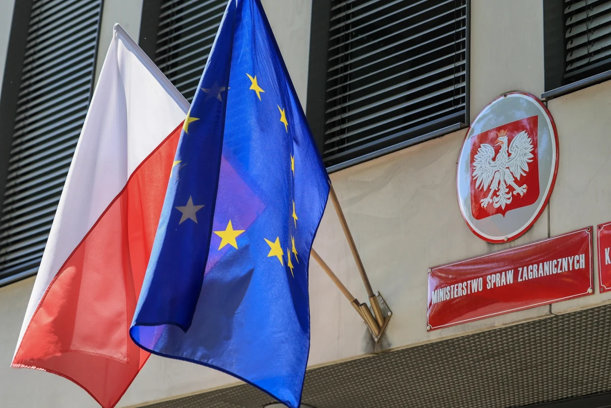 Polskie MSZ wezwało charge d’affaires Białorusi Aleksieja Ponkratienkę. Podczas spotkania wręczono mu notę wyrażającą protest m.in. wobec agresywnych działań białoruskiego KGB w stosunku do polskich dyplomatów akredytowanych w Białorusi.