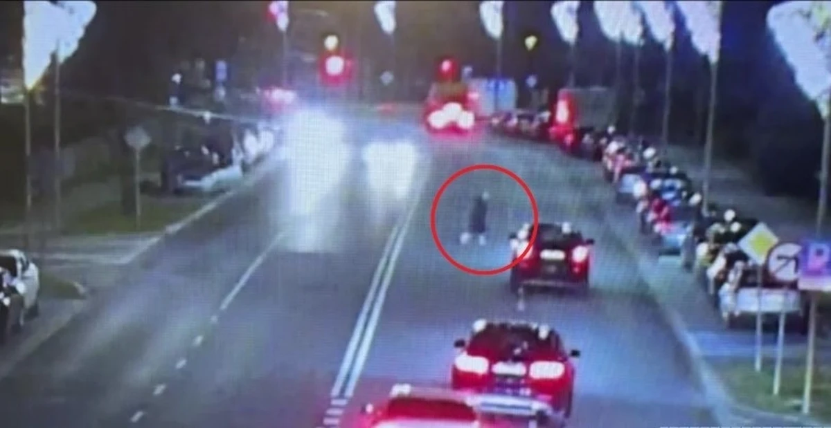 Do groźnie wyglądającego wypadku doszło w dolnośląskim Lubinie. 90-letnia kobieta przechodziła przez jezdnię w miejscu niedozwolonym na drodze czteropasmowej, dwukierunkowej. Seniorkę potrącił osobowy nissan. Policja ku przestrodze opublikowała nagranie.