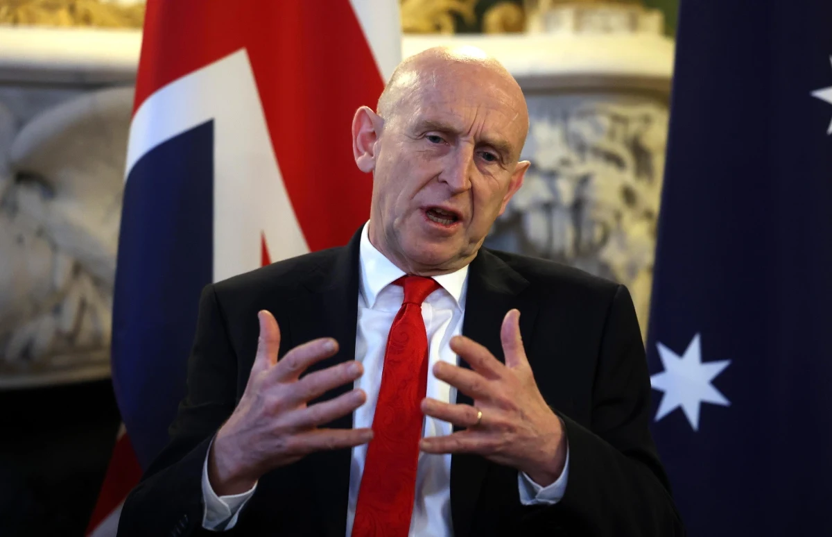 Brytyjski minister obrony odwiedził Kijów, gdzie zapowiedział przekazanie obrońcom kolejnego pakietu pomocy militarnej - wartego 225 milionów funtów. Ale to propozycja innej pomocy rozgrzewa dziś głowy brytyjskich komentatorów.  