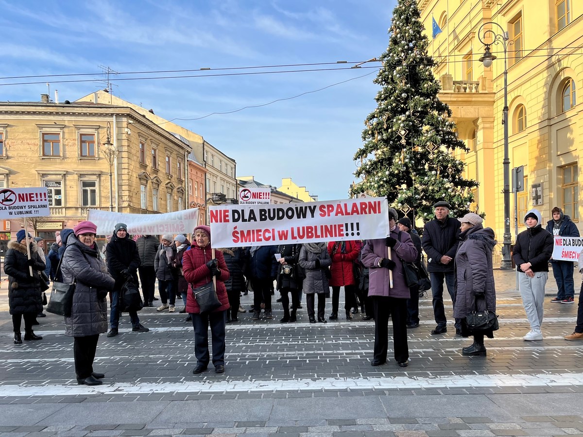 Kilkudziesięciu mieszkańców zablokowało dzisiaj jezdnię przed Bramą Krakowską w Lublinie. Na przejściu dla pieszych protestowali przeciwko planom budowy spalarni śmieci i wydanej przez Urząd Miasta decyzji środowiskowej dla takiej inwestycji 
