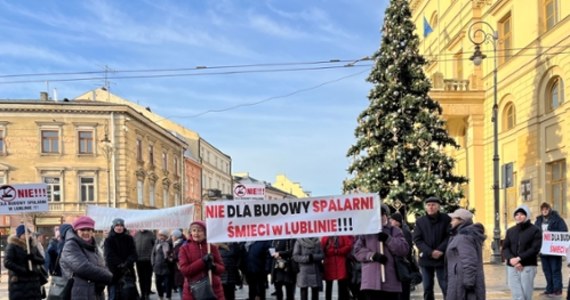 Kilkudziesięciu mieszkańców zablokowało dzisiaj jezdnię przed Bramą Krakowską w Lublinie. Na przejściu dla pieszych protestowali przeciwko planom budowy spalarni śmieci i wydanej przez Urząd Miasta decyzji środowiskowej dla takiej inwestycji 
