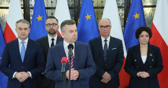 Minister nauki i szkolnictwa wyższego Dariusz Wieczorek poinformował o swojej dymisji. "Są takie momenty w życiu, gdzie trzeba podejmować ważne decyzje" - powiedział Wieczorek na konferencji prasowej Lewicy.