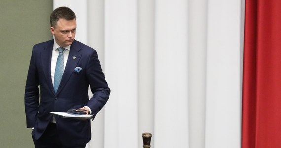 ​Prawdopodobnie jutro marszałek Sejmu Szymon Hołownia przedstawi projekt ustawy o powierzeniu całemu Sądowi Najwyższemu spraw związanych z wyborami prezydenckimi. To próba wyjścia z chaosu, wynikającego z braku współpracy między Państwową Komisją Wyborczą a Izbą Kontroli Nadzwyczajnej i Spraw Publicznych Sądu Najwyższego. Kontrowersyjny projekt ustawy ma jednak niewielkie szanse na przyjęcie.