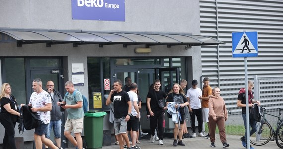 Po tym, jak Beko Europe ogłosiło zwolnienia grupowe dla pracowników zakładów w Łodzi i Wrocławiu, teraz firma wprowadza program wsparcia w poszukiwaniu nowego zatrudnienia dla pracowników, z którymi się rozstaje. Program outplacementowy jest jednym z elementów porozumienia, jakie firma zawarła z pracownikami i przedstawicielami związków zawodowych. Według tego, co podaje Beko, zwolnienia i związane z tym zmiany dotyczą około 1800 stanowisk.