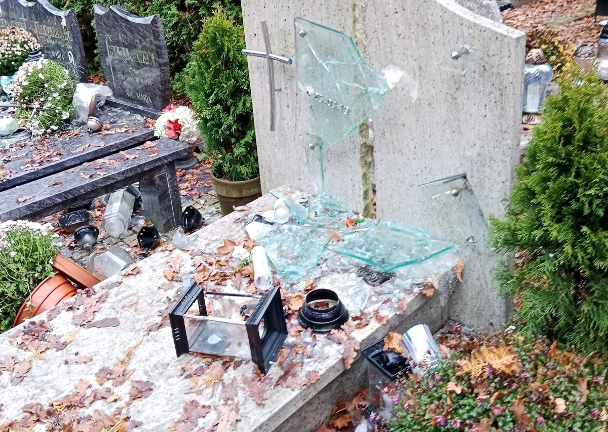 ​Uszkodzone nagrobki, potłuczone znicze, rozrzucone kwiaty - taki krajobraz zostawili po sobie na Cmentarzu Centralnym w Szczecinie młodzi wandale. Sprawcy dewastacji nagrobków wpadli, bo znów pojawili się na cmentarzu, by niszczyć.