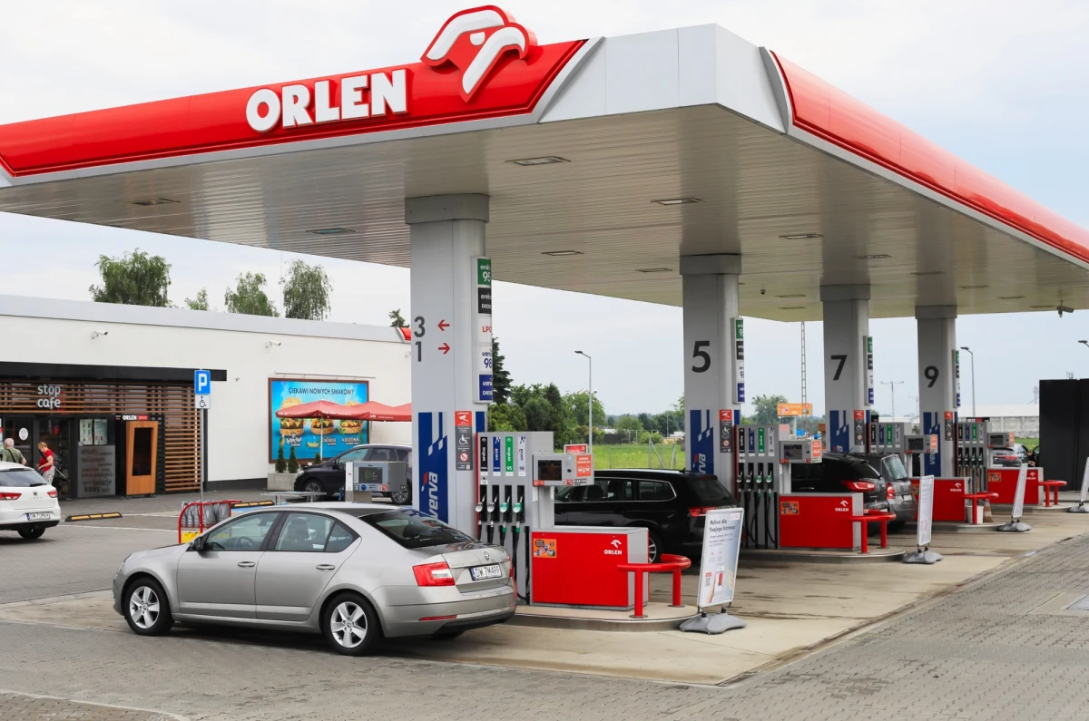 Świąteczna promocja na paliwo na stacjach Orlenu. Będzie obowiązywała od 20 grudnia do 2 stycznia 2025 roku. W tym czasie benzyna i olej napędowy będą tańsze o 25 gr za litr, natomiast z Kartą Dużej Rodziny zniżka będzie wyższa o dodatkowe 10 groszy. Co ważne: uczestnicy programu lojalnościowego Orlen VITAY, dzięki aplikacji mobilnej, będą mogli skorzystać z rabatu na paliwo dopiero po zakupie produktów z oferty pozapaliwowej Orlen za minimum 10 złotych.