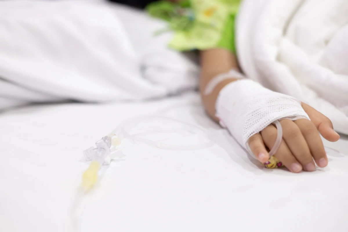 Poprawia się stan głodzonej przez rodziców trzyletniej dziewczynki - poinformowała rzeczniczka Szpitala Uniwersyteckiego w Zielonej Górze Sylwia Malcher-Nowak. Dodała, że dziecko próbuje siadać, ale cały czas jest karmione bardzo niewielkimi porcjami.