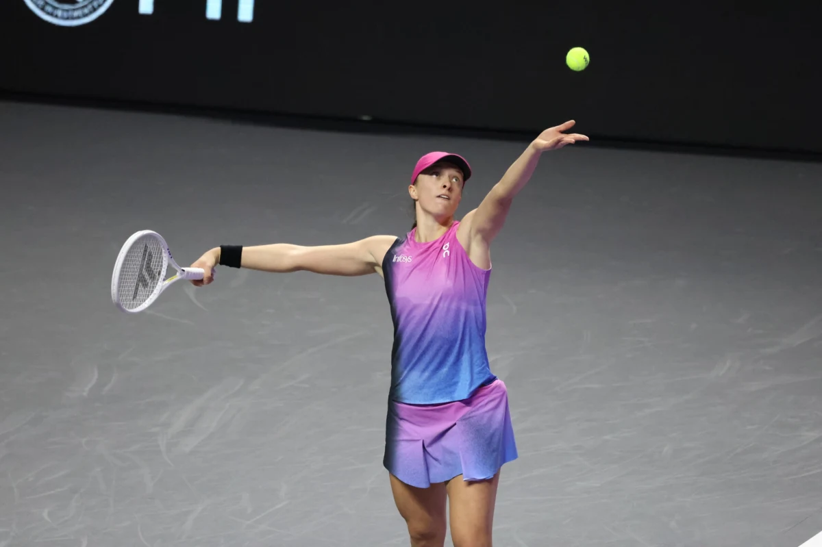 W pokazowym turnieju World Tennis League w Abu Zabi Iga Świątek wygrała z Włoszką Jasmine Paolini 7:6. Wcześniej jednak w meczu deblowym Polka oraz Hiszpanka Paula Badosa, reprezentujące w tym turnieju drużynę "Orłów", musiały uznać wyższość duetu z "Kań" (Kites) - Rumunki Simony Halep i Włoszki Jasmine Paolini. W efekcie "Orły" przegrały cały mecz z "Kaniami" 20:25. W piątek i sobotę drużyna Świątek zmierzy się jeszcze z dwoma innymi ekipami.