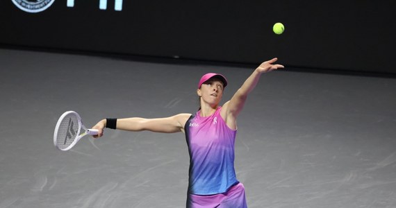 W pokazowym turnieju World Tennis League w Abu Zabi Iga Świątek wygrała z Włoszką Jasmine Paolini 7:6. Wcześniej jednak w meczu deblowym Polka oraz Hiszpanka Paula Badosa, reprezentujące w tym turnieju drużynę "Orłów", musiały uznać wyższość duetu z "Kań" (Kites) - Rumunki Simony Halep i Włoszki Jasmine Paolini. W efekcie "Orły" przegrały cały mecz z "Kaniami" 20:25. W piątek i sobotę drużyna Świątek zmierzy się jeszcze z dwoma innymi ekipami.