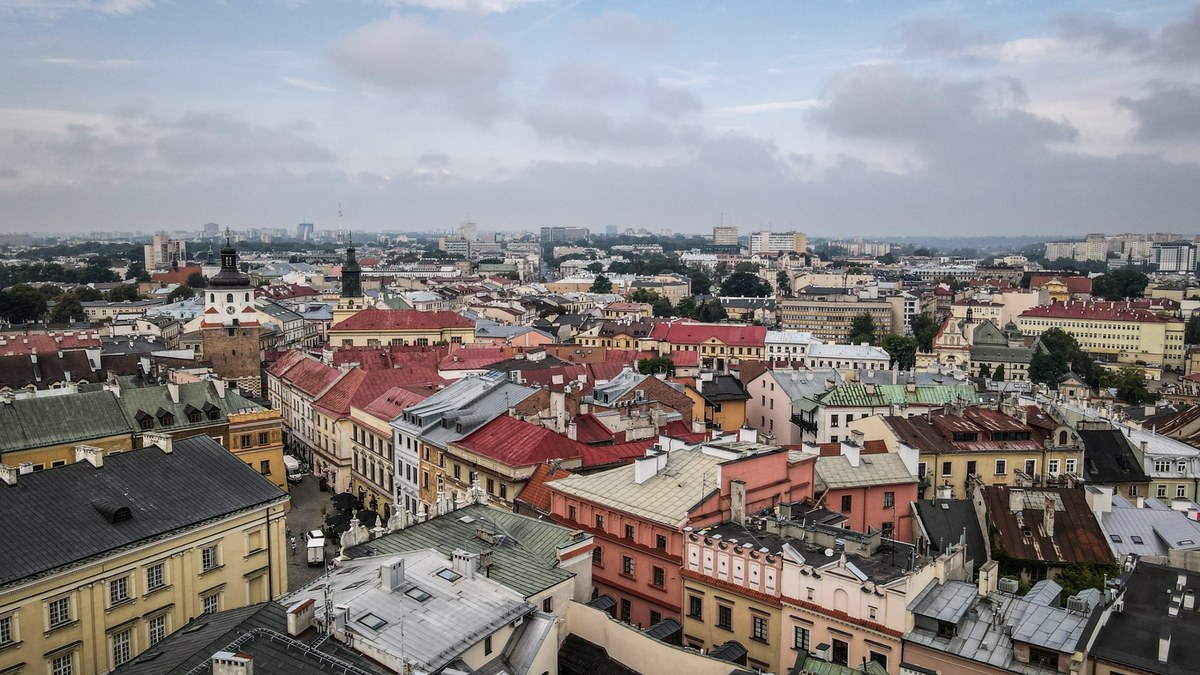 Po kilkugodzinnych sporach miejscy radni zatwierdzili budżet Lublina na przyszły rok. Miasto zamierza wydać ponad 3,7 miliarda zł, z czego ponad 133 mln zł pożyczonych pieniędzy. Niemal 86 proc. trafi na bieżące potrzeby, a na inwestycje nieco ponad 14 proc. W wykazie inwestycji królują te już rozpoczęte, jak przedłużenie ul. Lubelskiego Lipca '80. Ale plan wydatków przewiduje także zaczęcie nowych robót budowlanych. Sprawdzamy, jakie inwestycje mają ruszyć w przyszłym roku