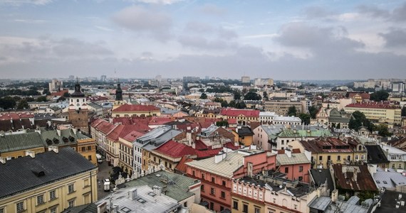 Po kilkugodzinnych sporach miejscy radni zatwierdzili budżet Lublina na przyszły rok. Miasto zamierza wydać ponad 3,7 miliarda zł, z czego ponad 133 mln zł pożyczonych pieniędzy. Niemal 86 proc. trafi na bieżące potrzeby, a na inwestycje nieco ponad 14 proc. W wykazie inwestycji królują te już rozpoczęte, jak przedłużenie ul. Lubelskiego Lipca '80. Ale plan wydatków przewiduje także zaczęcie nowych robót budowlanych. Sprawdzamy, jakie inwestycje mają ruszyć w przyszłym roku