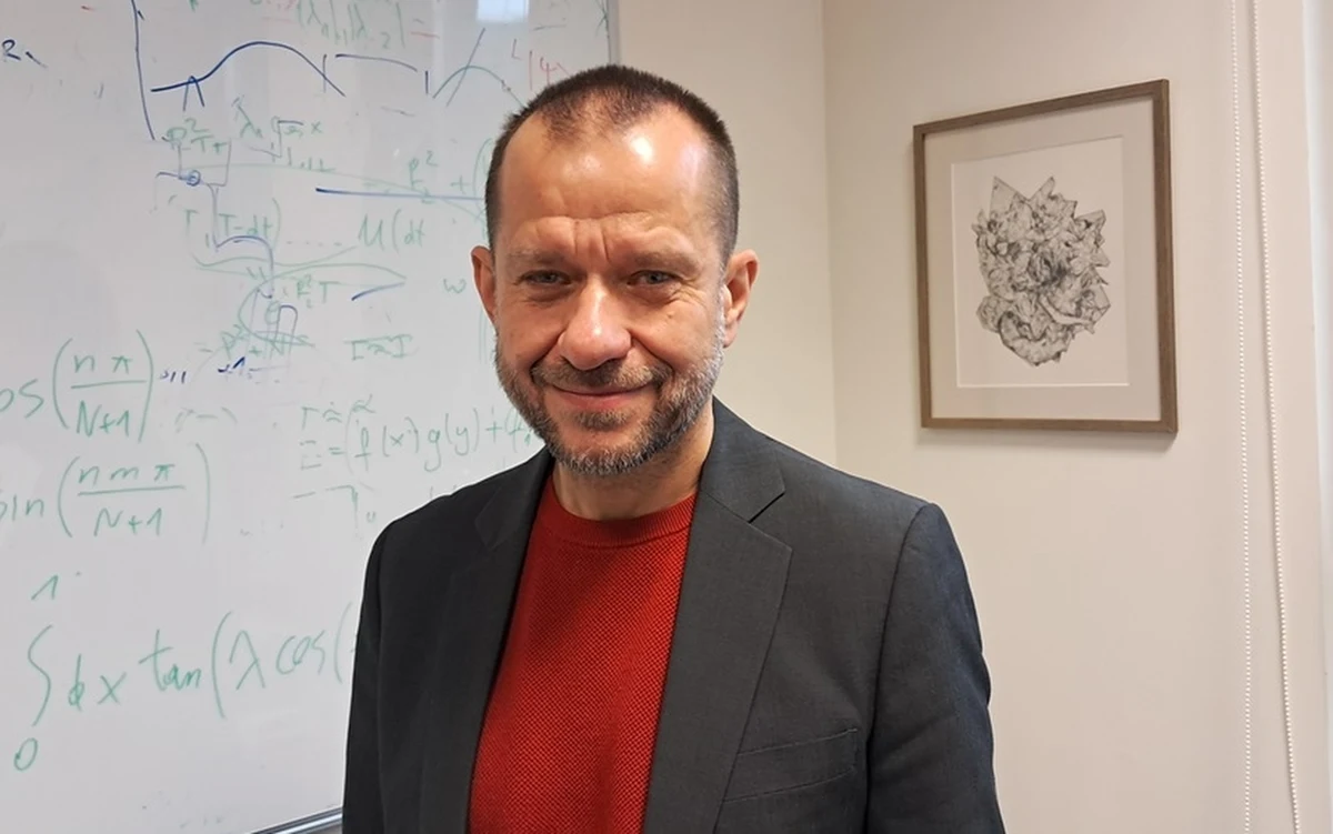 Dobrze znane nam kryształy przestrzenne tworzą się w wyniku oddziaływania między atomami i spontanicznej samoorganizacji atomów w przestrzeni. Kryształem czasowym nazywamy regularną strukturę, która powstaje w wyniku samoorganizacji układu atomów w czasie - mówi RMF FM Prof. Krzysztof Sacha z Instytutu Fizyki Teoretycznej UJ, jeden z laureatów Nagrody Fundacji na rzecz Nauki Polskiej 2024, nazywanej czasem Polskim Noblem. Grupa badawcza prof. Sachy rozwija czasotronikę, czyli pionierskie badania nad praktycznym wykorzystaniem kryształów czasowych, które mogą pomóc m.in. w budowie komputerów kwantowych.