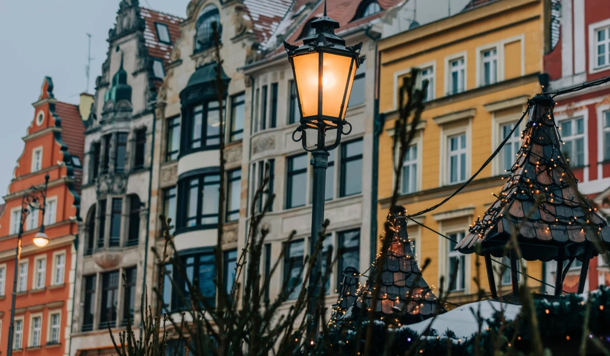 Już od piątku temperatura w całym kraju zacznie spadać. Dużo chłodniej zrobi się w samą Wigilię - noc z 24 na 25 grudnia może być naprawdę mroźna. Na południu kraju możliwe są opady śniegu. IMGW podał najnowszą prognozę na zbliżające się święta.  