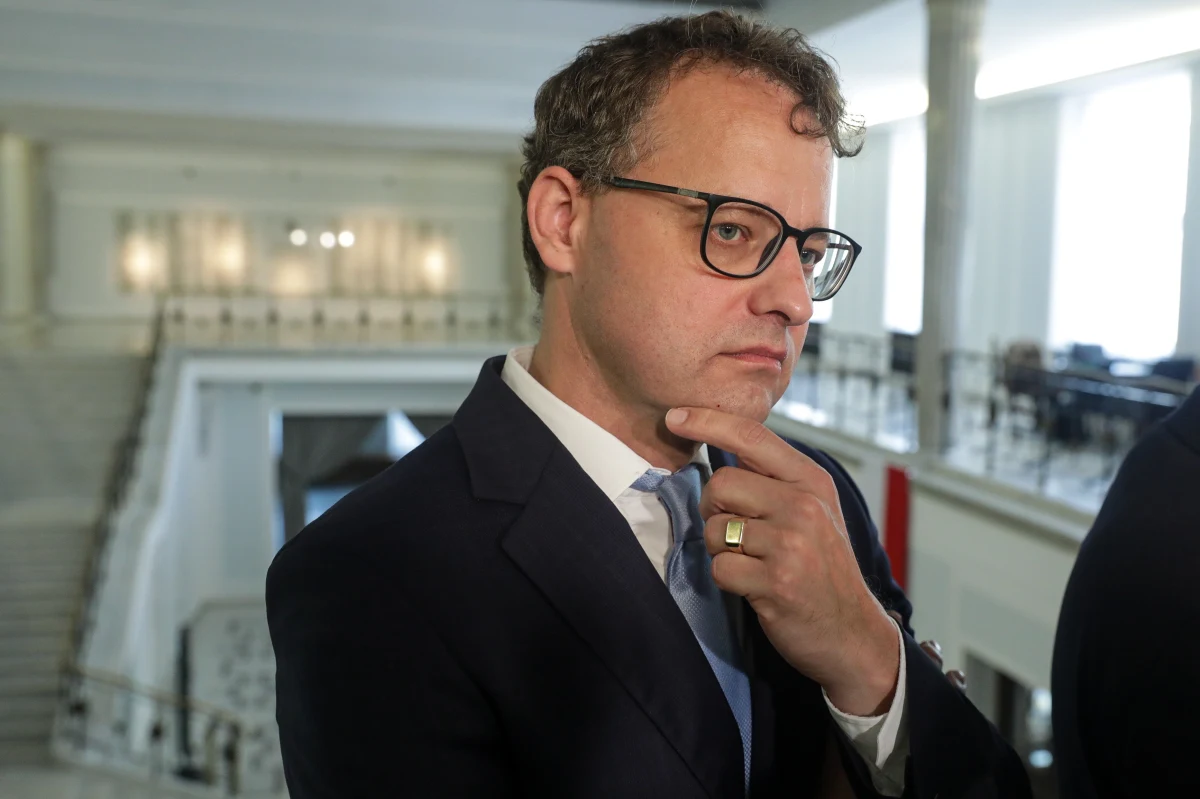 Rząd Węgier uwzględnił wniosek posła PiS Marcina Romanowskiego i udzielił mu azylu - poinformował obrońca Romanowskiego, mec. Bartosz Lewandowski. Tę informację potwierdził portalowi mandiner.hu Gergely Gulyas, szef kancelarii premiera Viktora Orbana.