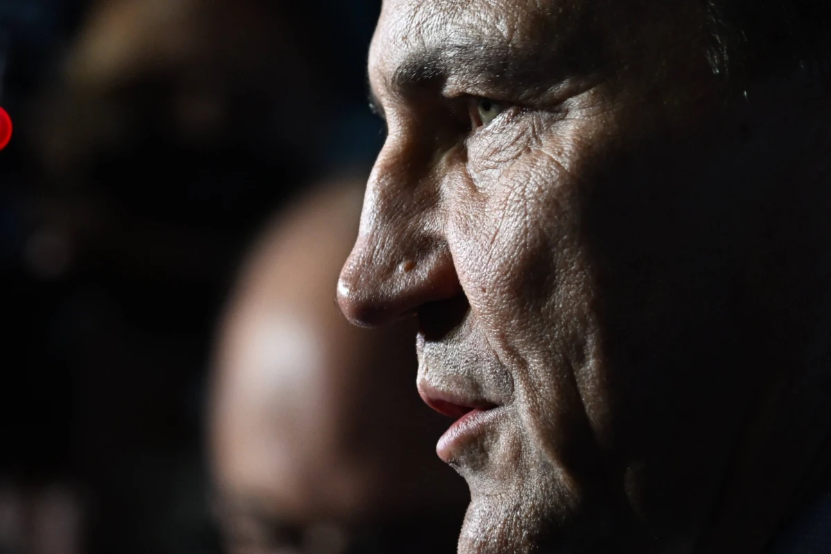 "Decyzję rządu Węgier o przyznaniu azylu politycznego posłowi PiS Marcinowi Romanowskiemu uznajemy za akt nieprzyjazny wobec Rzeczpospolitej Polskiej i zasad Unii Europejskiej. Jutro ogłosimy nasze decyzje" - oświadczył na portalu X szef MSZ Radosław Sikorski.