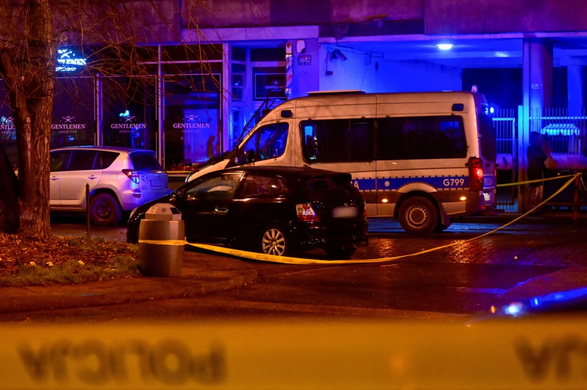 Krakowska policja zatrzymała dwie osoby w związku z nielegalnym posiadaniem broni. To obywatele Kazachstanu i Ukrainy - potwierdza RMF FM rzeczniczka Komendy Wojewódzkiej Policji w Krakowie podinspektor Katarzyna Cisło. Zatrzymania to wynik prowadzonej od wczorajszego wieczora obławy na trzech napastników. Policja nadal poszukuje tych mężczyzn. W czwartek funkcjonariusze użyli broni podczas interwencji na ul. Dietla w samym centrum Krakowa.