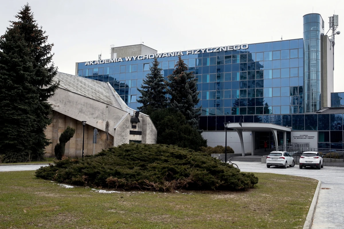 ​Akademia Wychowania Fizycznego (AWF) w Krakowie od piątku funkcjonuje pod nową nazwą - Akademia Kultury Fizycznej (AKF) im. Bronisława Czecha. Władze uczelni zmianę uzasadniają tym, że akademia już od dawna nie kształci tylko na kierunku wychowanie fizyczne.