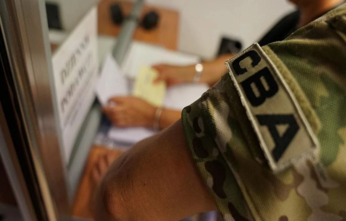 Funkcjonariusze Centralnego Biura Antykorupcyjnego zatrzymali burmistrza Olecka oraz lokalnego przedsiębiorcę - poinformowało w piątek biuro. Mężczyźni z województwa warmińsko-mazurskiego - jak podało CBA - w celu uzyskania korzyści majątkowej mieli wpływać na procedury przetargowe.