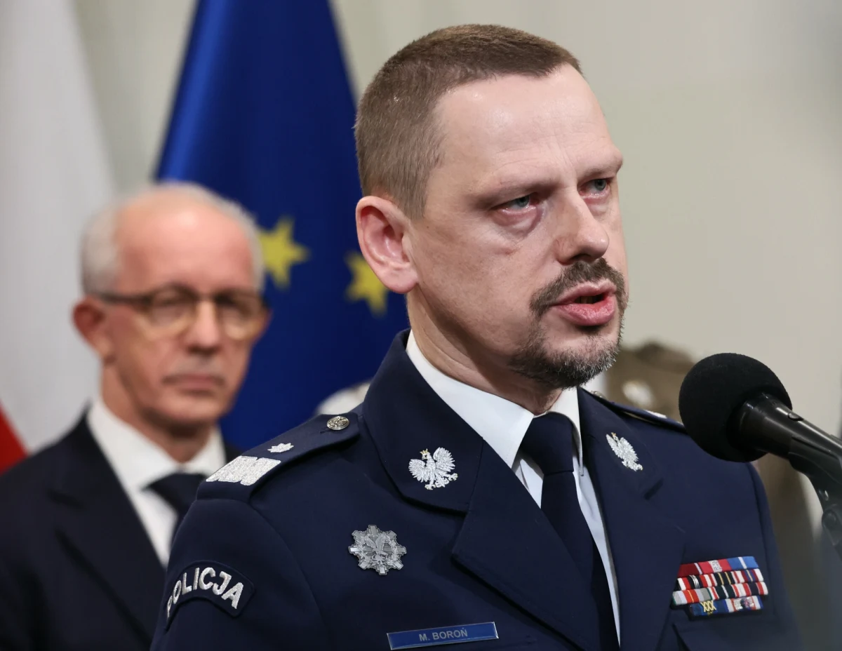 Komendant Główny Policji nadinsp. Marek Boroń stwierdził w TVN24, że poseł Prawa i Sprawiedliwości Marcin Romanowski był na Węgrzech już przed decyzją sądu o tymczasowym areszcie, która zapadła 9 grudnia. Były wiceminister sprawiedliwości jest podejrzany w śledztwie dot. Funduszu Sprawiedliwości. Rząd w Budapeszcie przyznał mu azyl polityczny. 