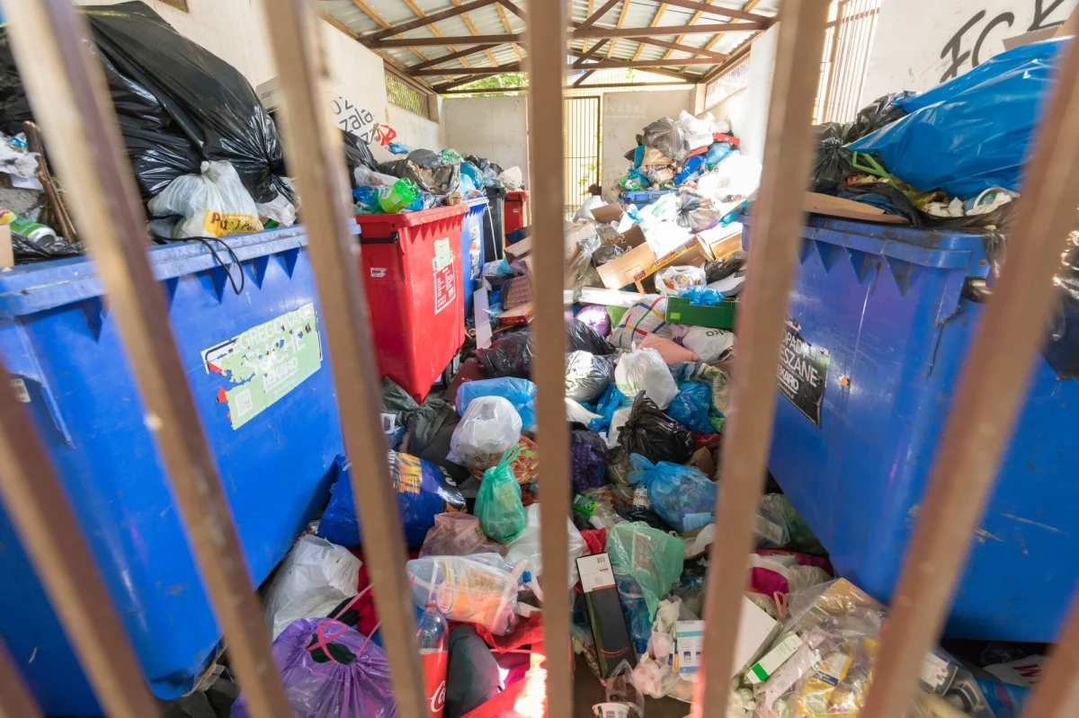 ​Nawet o jedną czwartą więcej zapłacą za wywóz śmieci mieszkańcy Lublina. Nocą miejscy radni zatwierdzili podwyżkę opłat. Ale to nie wszystko. Trzy miesiące po tej podwyżce nastąpi zmiana systemu rozliczania mieszkańców kamienic i bloków: nie będą płacić od osoby, ale od zużycia wody.