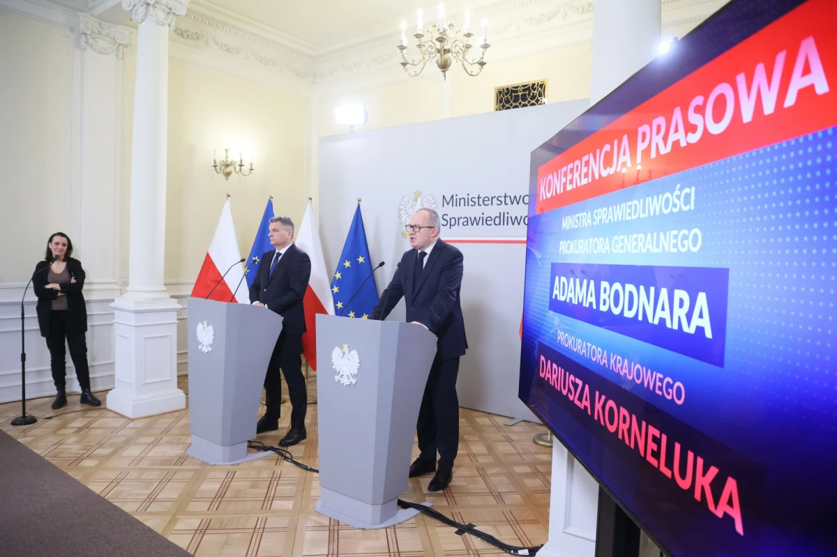 "Czy to Dominikana, czy to Wielka Brytania, czy Zjednoczone Emiraty Arabskie, czy Węgry - Polska zawsze będzie podejmowała wszelkie decyzje, żeby osoby, które są podejrzane o popełnienie tak poważnych przestępstw, wracały do Polski i odpowiadały przed polskim wymiarem sprawiedliwości" - powiedział w piątek minister sprawiedliwości Adam Bodnar, komentując to, że Marcin Romanowski zbiegł na Węgry, a te udzieliły mu azylu. Prokurator krajowy Dariusz Korneluk poinformował z kolei, że Romanowskiemu zostaną postawione kolejne zarzuty.