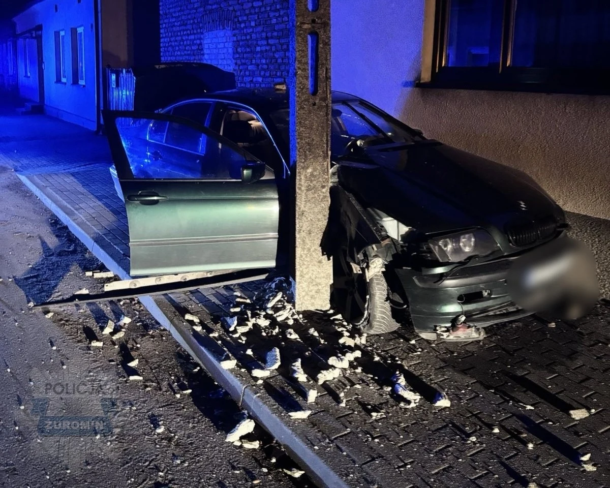 Nadmierna prędkość i brawura były prawdopodobnie przyczyną wypadku, do którego doszło w mazowieckim Bieżuniu. 18-letni kierowca bmw swoją szaleńczą jazdę zakończył na słupie energetycznym i ścianie domu mieszkalnego. Młody mężczyzna został ukarany mandatem w wysokości 4 tys. złotych, a na jego koncie pojawiło 10 punktów karnych.