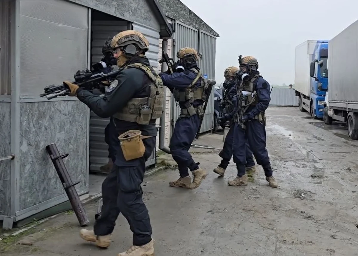 Policjanci z Wrocławia zatrzymali cztery osoby podejrzane o udział w zorganizowanej grupie przestępczej, która zajmowała się wytwarzaniem narkotyków. Funkcjonariusze przejęli ponad 860 kg klefedronu o wartości 70 mln złotych. Laboratorium, w którym produkowano narkotyki na masową skalę, działało w powiecie pleszewskim w Wielkopolsce.