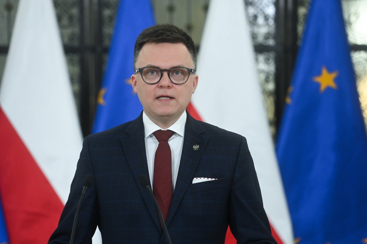 "Zwracamy się do służb Sejmu, aby znalazły sposób, by jak najszybciej wyciągnąć praktyczne konsekwencje z decyzji posła Romanowskiego" - mówił w Sejmie marszałek Sejmu Szymon Hołownia, nawiązując do uchwały przyjętej przez prezydium Izby. "Skoro nie chce wypełniać mandatu poselskiego, nie powinien pobierać za to uposażenia. Niby dlaczego mielibyśmy mu za to płacić?" - pytał. 