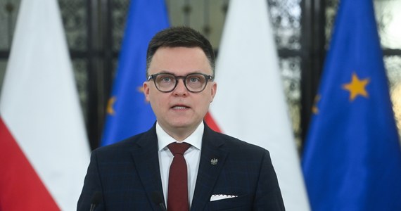 "Zwracamy się do służb Sejmu, aby znalazły sposób, by jak najszybciej wyciągnąć praktyczne konsekwencje z decyzji posła Romanowskiego" - mówił w Sejmie marszałek Sejmu Szymon Hołownia, nawiązując do uchwały przyjętej przez prezydium Izby. "Skoro nie chce wypełniać mandatu poselskiego, nie powinien pobierać za to uposażenia. Niby dlaczego mielibyśmy mu za to płacić?" - pytał. 