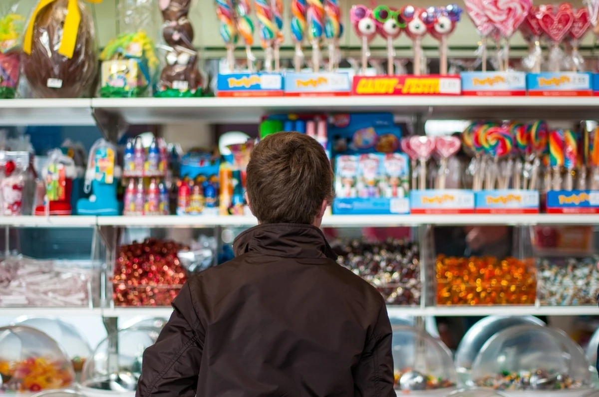 Amerykańska Agencja ds. Żywności i Leków (FDA) prawdopodobnie zdecyduje o zakazie stosowania sztucznego czerwonego barwnika spożywczego, który można znaleźć w słodyczach, napojach czy płatkach śniadaniowych - informuje NBC News. Jego nazwa to Red No. 3. „W okresie świątecznym, kiedy słodyczy jest pod dostatkiem, przerażające jest to, że ta substancja chemiczna pozostaje ukryta w produktach spożywczych, które spożywamy my i nasze dzieci” – napisał w liście do FDA jeden z amerykańskich kongresmenów Frank Pallone. 