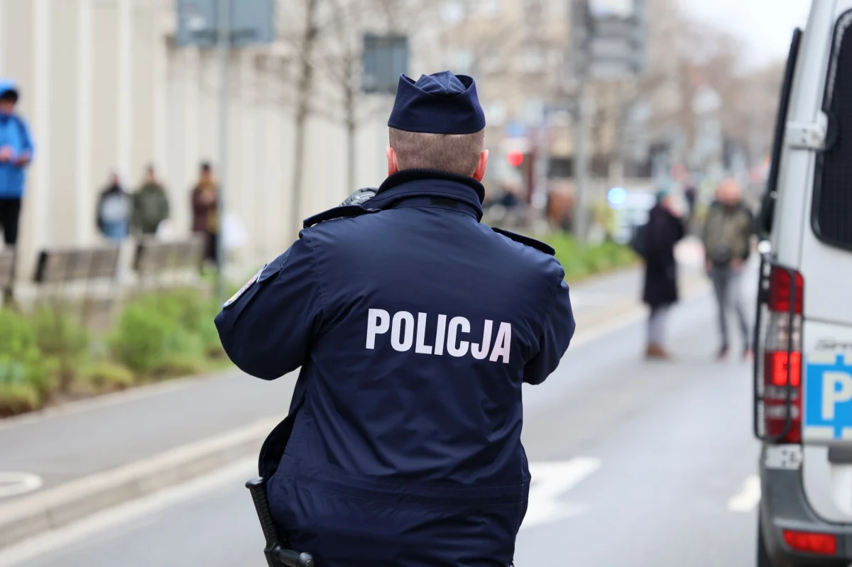 Nie żyje mężczyzna konwojowany przez policję w Warszawie. Ze wstępnych ustaleń wynika, że 42-latek w policyjnym pojeździe śmiertelnie zranił się w szyję. Do tragedii doszło w okolicach Dworca Wileńskiego.