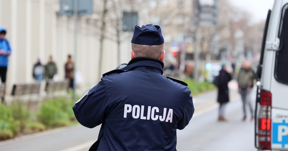 Nie żyje mężczyzna konwojowany przez policję w Warszawie. Ze wstępnych ustaleń wynika, że 42-latek w policyjnym pojeździe śmiertelnie zranił się w szyję. Do tragedii doszło w okolicach Dworca Wileńskiego.