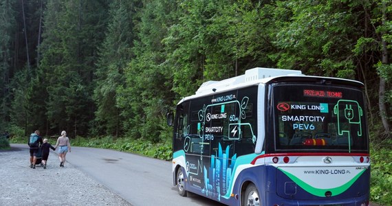 Do Tatrzańskiego Parku Narodowego (TPN) dotarły w piątek cztery elektryczne busy, które mają wozić turystów do Morskiego Oka. Pieniądze na zakup pojazdów wyłożył resort środowiska. Na regularne kursy nie zgadza się jednak zarządca drogi, czyli starosta tatrzański. Dyrekcja parku chce, aby busy pojawiły się na trasie na przełomie kwietnia i maja 2025 r. i prowadzi rozmowy ze starostą.

