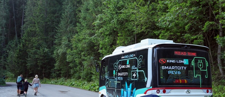 Do Tatrzańskiego Parku Narodowego (TPN) dotarły w piątek cztery elektryczne busy, które mają wozić turystów do Morskiego Oka. Pieniądze na zakup pojazdów wyłożył resort środowiska. Na regularne kursy nie zgadza się jednak zarządca drogi, czyli starosta tatrzański. Dyrekcja parku chce, aby busy pojawiły się na trasie na przełomie kwietnia i maja 2025 r. i prowadzi rozmowy ze starostą.

