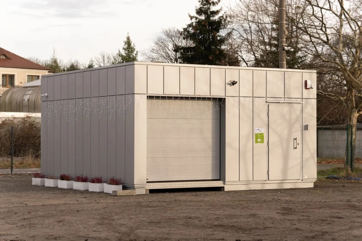 Pierwszy w Polsce wolnostojący mikrohub przeładunkowy działa od grudnia w Poznaniu. To miejsce, z którego kurierzy rowerowi odbierać będą paczki przywożone samochodami. Według zapowiedzi pilotażowy projekt potrwa do wiosny.