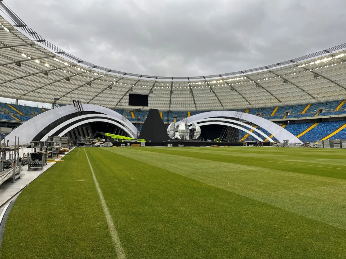 Nawet 50 tysięcy osób może spędzić ostatnią noc 2024 r. na Stadionie Śląskim w Chorzowie. Przygotowania do wielkiej imprezy - Sylwestra z Dwójką trwają. Na scenie pojawi się łącznie ponad  30 gwiazd.