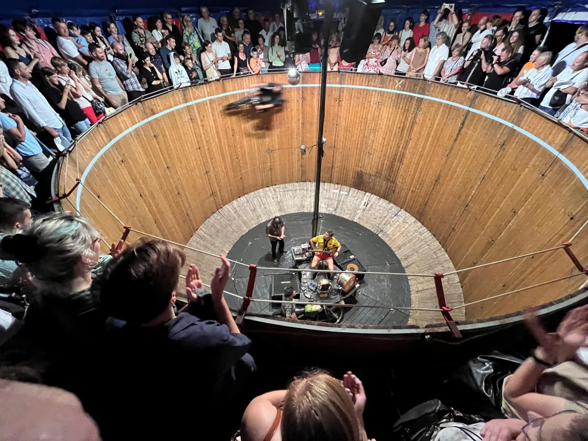 Ponad połowa gości największego lubelskiego festiwalu Carnaval Sztukmistrzów to widzowie spoza Lublina. Większość z nich zostawia pieniądze w restauracjach i pubach. Takie wnioski płyną z ogłoszonych dziś wyników badań festiwalowej publiczności zleconych przez Warsztaty Kultury. Pojawiają się w nim jednak obawy o przyszłość niedoinwestowanej imprezy.