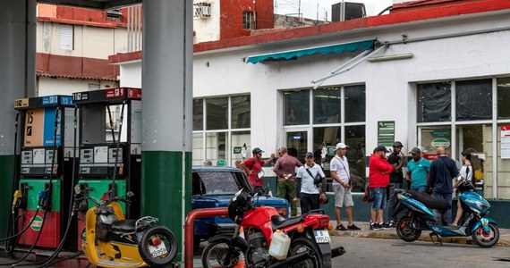 Na Kubie, która zmaga się z poważnym kryzysem energetycznym, sytuacja z dostępnością paliwa staje się coraz bardziej dramatyczna. Niezależne media na wyspie alarmują o wydłużających się z dnia na dzień kolejkach do stacji benzynowych. Mieszkańcy, niosąc kanistry, czekają na swoją kolej nawet przez trzy dni. 