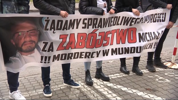 Będzie przedłużony areszt dla byłych już policjantów podejrzanych w sprawie śmierci młodego mężczyzny. Michał Sylwestruk zmarł w wyniku brutalności policyjnej interwencji. Jego rodzina i znajomi protestowali przed sądem, domagając się sprawiedliwości. Nie zgadzają się też na zmianę zarzutów dla podejrzanych byłych funkcjonariuszy. Dla ''Wydarzeń'' Katarzyna Kajdasz.