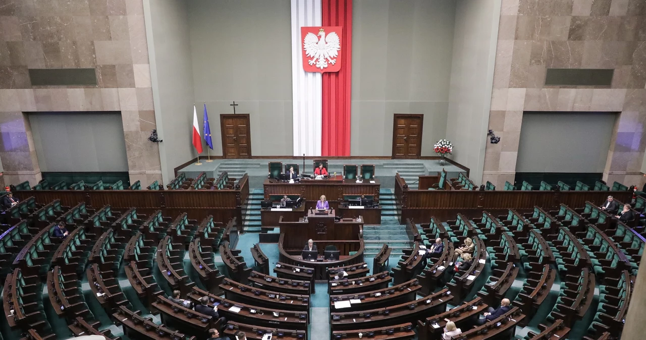 Nowy sondaż partyjny daje szansę PiS-owi i Konfederacji. Na zdj. sala posiedzeń Sejmu