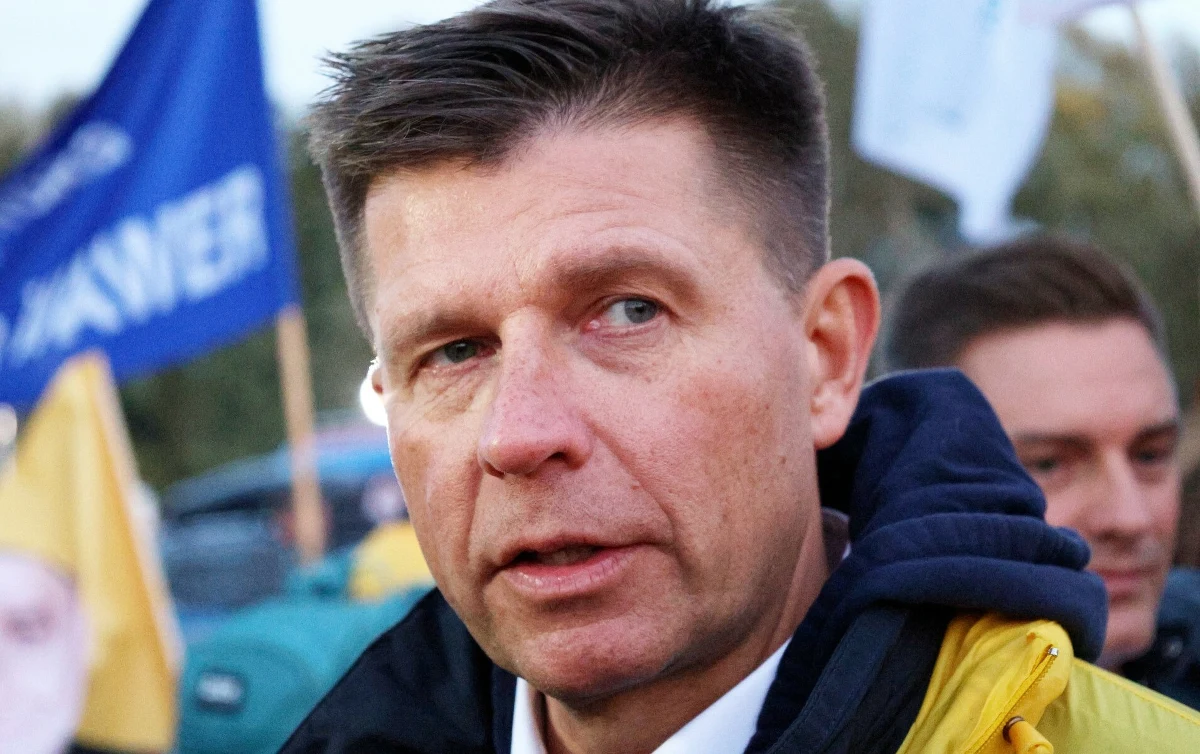 Poseł Ryszard Petru, poseł Polski 2050, poinformował, że podpisał umowę zlecenie na pracę w Wigilię w jednym z warszawskich dyskontów. Chce rozpocząć pracę o poranku, pracować do godz. 13, a potem zająć się sprzątaniem sklepu, czyli spędzić ten dzień tak, jak pozostali pracownicy sklepu. Petru jest przeciwnikiem ustanowienia Wigilii dniem wolnym od pracy.
