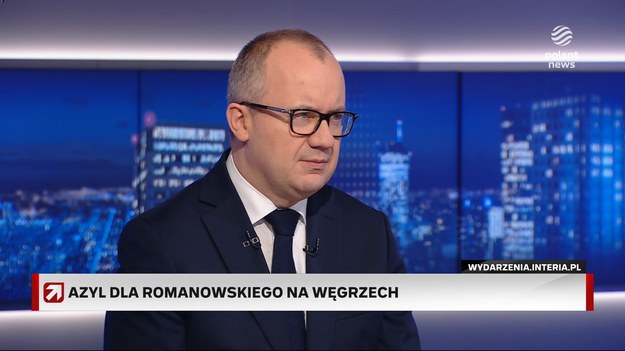 - Tak, pan Marcin Romanowski może liczyć na sprawiedliwy proces - zadeklarował w "Gościu Wydarzeń" Adam Bodnar. Prokurator generalny ustosunkował się do obaw, jakie były wiceminister wyraził w medialnych wypowiedziach po tym, jak ogłoszono, że węgierski rząd udzielił mu azylu. - Polskie służby wykonują swoje zadania i nikt nie był w stanie przewidzieć, że obywatel Rzeczypospolitej będzie uciekał przed wymiarem sprawiedliwości, że wyłączy telefon i wyjedzie - mówił minister sprawiedliwości, wskazując na powody tego, że Marcin Romanowski zdołał wyjechać z kraju i wnieść wniosek o azyl na Węgrzech. Adam Bodnar przekonywał, że nie istnieją podstawy, które sugerowałyby inwigilację, czy kontrolę operacyjną podejrzanego, zanim podjęta zostanie wobec niego decyzja o tymczasowym aresztowaniu. Jak przyznał minister sprawiedliwości, o udzieleniu Romanowskiemu ochrony międzynarodowej przez Budapeszt dowiedział się dopiero wówczas, gdy zostało to ogłoszone. Pojawiały się jednak podejrzenia. - Mogłem się domyślać, były różne spekulacje o tym, gdzie może przebywać, ale dowiedziałem się o tym wczoraj (...) Wcześniej takiej wiedzy nie miałem i być może taką jakąś wiedzę operacyjną posiadało ministerstwo... - mówił prokurator generalny. Odpierając zarzuty o bezradność polskiego wymiaru sprawiedliwości podsumowywał, co do tej pory zdołano uzyskać w śledztwie dotyczącym Funduszu Sprawiedliwości. Minister poinformował, że zarzuty usłyszały już 23 osoby, wobec dziewięciu kolejnych przygotowywany jest natomiast akt oskarżenia. W związku z tzw. wątkiem szczecińskim trzy osoby umieszczono w tymczasowym areszcie, a kilka innych usłyszało zarzuty. Pytany o to, czy w sytuacji niemożności postawienia Marcina Romanowskiego przed wymiarem sprawiedliwości, ma sobie coś do zarzucenia, Adam Bodnar stwierdził, że obrót spraw był wyjątkowo trudny do przewidzenia. - Myślę, że trudno było przewidzieć sytuację, że po raz pierwszy w historii będzie wydawany list gończy za posłem Rzeczypospolitej, czy trud