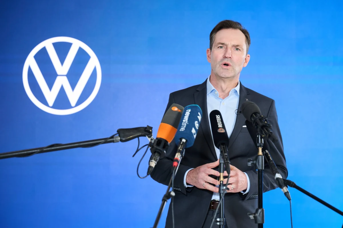 Związek zawodowy IG Metall i niemiecki koncern samochodowy Volkswagen po trwających ponad 70 godzin negocjacjach zawarły porozumienie. Umowa zakłada m.in. utrzymanie wszystkich zakładów w Niemczach i gwarancję zatrudnienia do 2030 r. - podała agencja dpa. Jednocześnie koncern planuje likwidację ponad 35 tys. miejsc pracy, ale ma się to odbyć w "odpowiedzialny sposób", bez przymusowych zwolnień.  