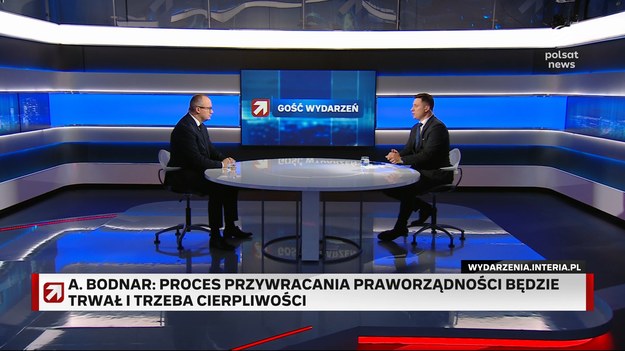 - Na tym etapie trzeba podjąć te wszystkie działania, które są przewidziane mechanizmami dyplomatycznymi - mówił o sposobach na sprowadzenie do kraju Marcina Romanowskiego Adam Bodnar. Jak stwierdził, niektóre z kroków zostały już wykonane. Wspomniał o zawezwaniu ambasadora Węgier przez polskie MSZ, czy ściągnięciu na konsultacje do Warszawy polskiego ambasadora w Budapeszcie. Prokurator generalny zapowiedział też kolejne działania. - Myślę, że trzeba rozważyć środki na podstawie Traktatu o Unii Europejskiej, czyli to, że Węgry łamią przepisy i konsekwentnie wskazywać na czym polega naruszenie prawa, że osoba, która jest podejrzewana o popełnienie pospolitych przestępstw, osoba co do której zgromadzenie parlamentarne Rady Europy bez większych wątpliwości uchyliło immunitet, po prostu ucieka przed wymiarem sprawiedliwości. To jest odpowiedzialność państwa polskiego, żeby robić wszystko co możliwe, aby go sprowadzić do Polski - wskazał Adam Bodnar. Adam Bodnar ustosunkował się do narracji przedstawionej w czwartek przez reprezentującego Marcina Romanowskiego mec. Bartosza Lewandowskiego i samego byłego wiceministra sprawiedliwości. Obaj wskazywali, że wniosek o azyl jest konsekwencją braku możliwości przeprowadzenia w Polsce uczciwego procesu. - Pan Romanowski może liczyć na sprawiedliwy proces, a dowodem na to jest to, że postanowienie o zastosowaniu tymczasowego aresztowania wydał niezależny sąd, tak samo jak postanowienie o zastosowaniu Europejskiego Nakazu Aresztowania - zadeklarował minister sprawiedliwości.