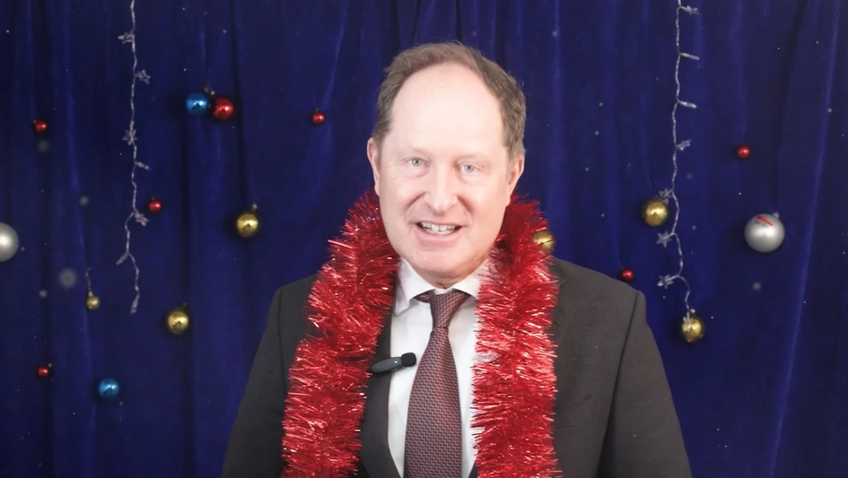 Amerykańscy dyplomaci pracujący w placówce dyplomatycznej w Warszawie składają życzenia i przygotowują się do świąt Bożego Narodzenia w Polsce. Jak się przekonali, nie łatwo jest wymówić nazwy polskich świątecznych potraw. 