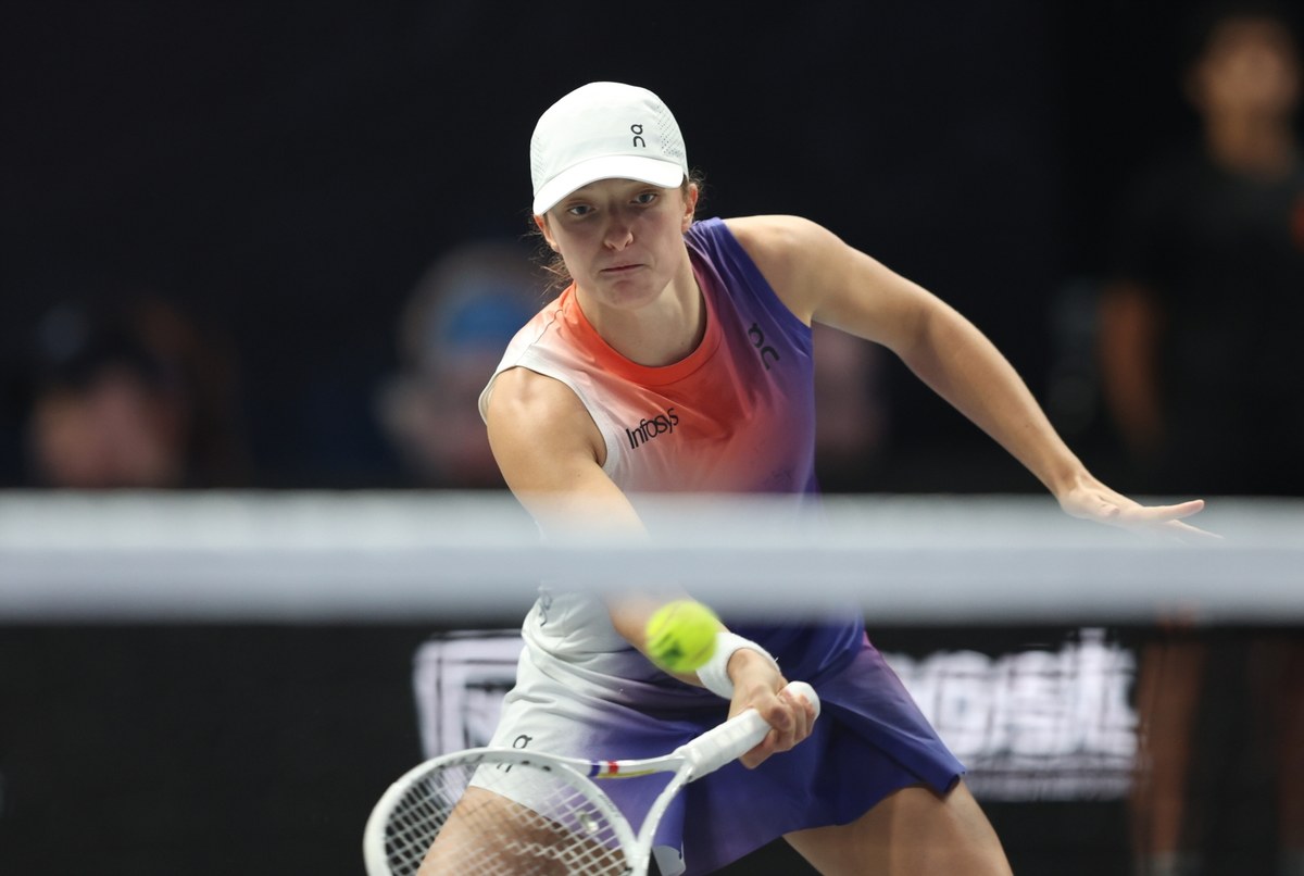 Podczas trzeciego dnia turnieju pokazowego World Tennis League w Abu Zabi Iga Świątek najpierw pokonała Jelenę Rybakinę 6:3, a później wraz z Paulą Badosą wygrały w deblu 6:2 z drużyną "Sokołów" (Falcons). "Orły" wygrały 20:15, ale nie są jeszcze pewne awansu do niedzielnego finału World Tennis League w Abu Zabi.