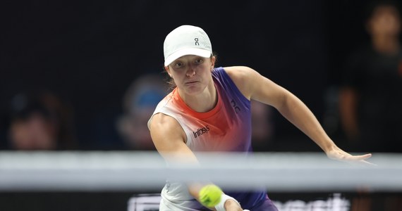 Podczas trzeciego dnia turnieju pokazowego World Tennis League w Abu Zabi Iga Świątek najpierw pokonała Jelenę Rybakinę 6:3, a później wraz z Paulą Badosą wygrały w deblu 6:2 z drużyną "Sokołów" (Falcons). "Orły" wygrały 20:15, ale nie są jeszcze pewne awansu do niedzielnego finału World Tennis League w Abu Zabi.