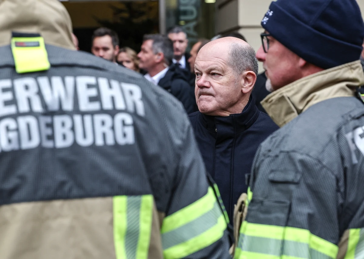 "Cóż za strasznym czynem jest zranienie i zabicie tylu ludzi z taką brutalnością" - powiedział Olaf Scholz. Kanclerz Niemiec dotarł w sobotę do Magdeburga na miejsce piątkowego ataku na jarmark bożonarodzeniowy.